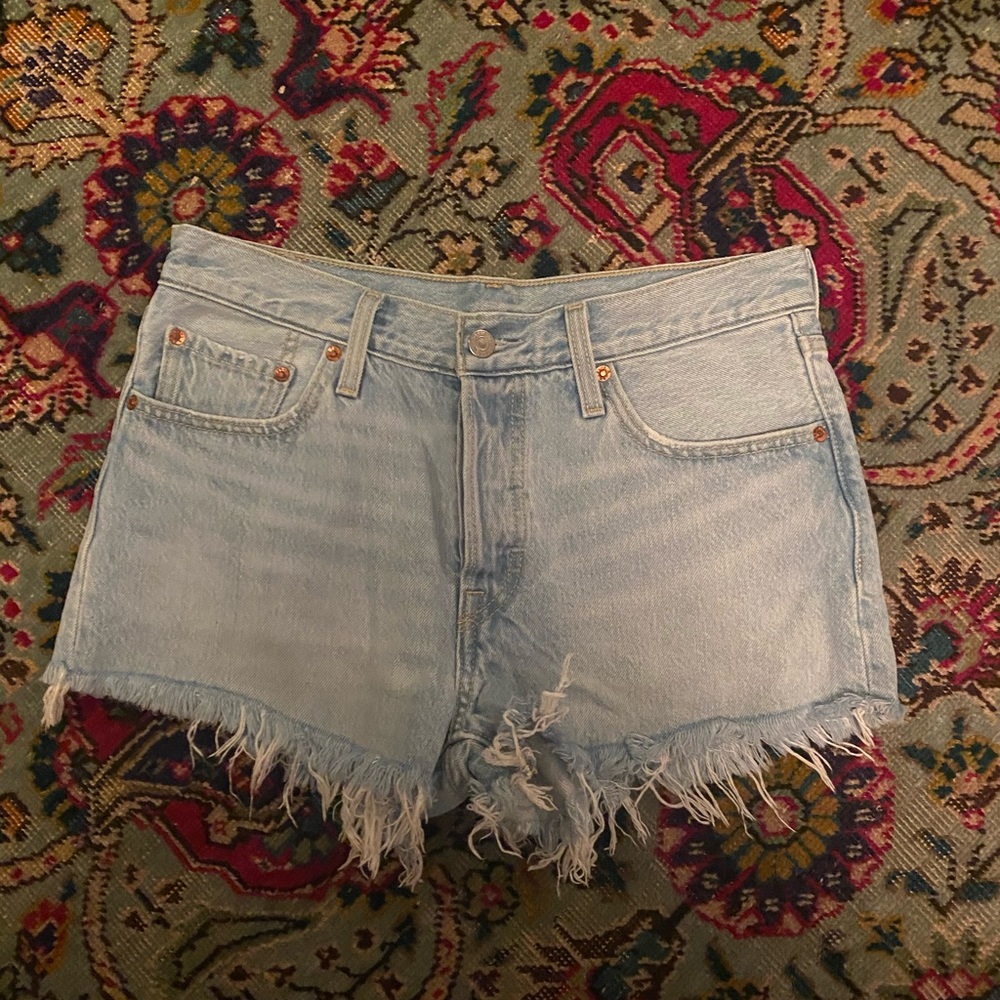 Levi Jean Shorts | Light wash